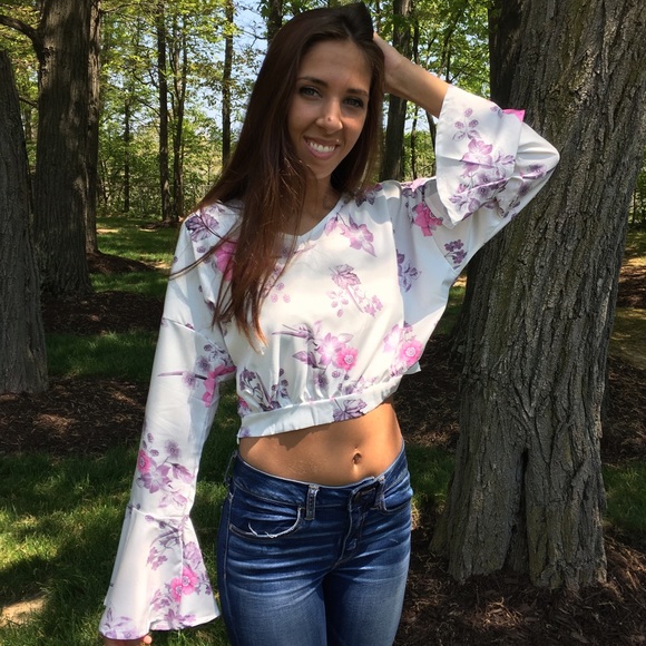 🆕Bell Sleeve Crop Top - Picture 4 of 4