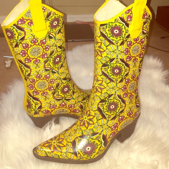 Yellow cowboy rainboots💦