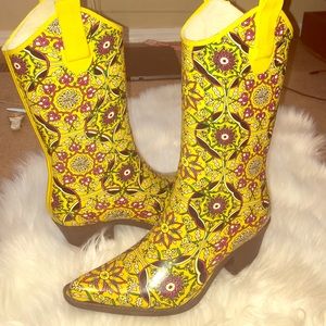 Yellow cowboy rainboots💦