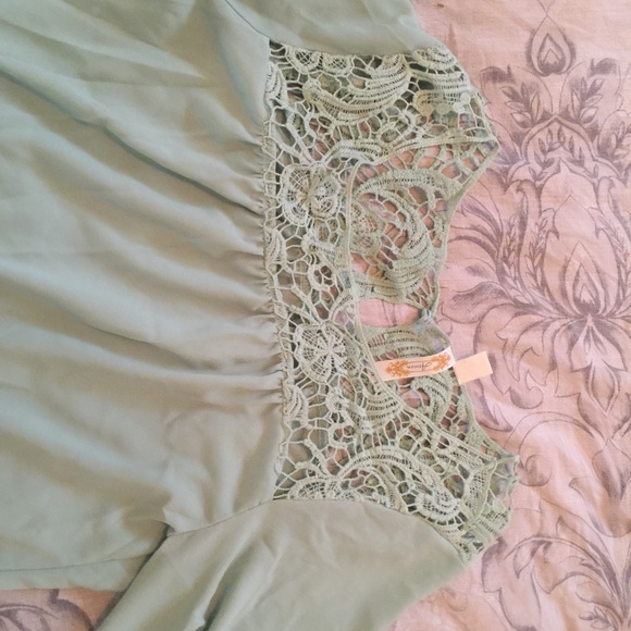 *********sold********Beautiful flowy top - Picture 2 of 2