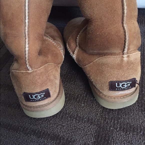 Chestnut tall UGGS - Picture 2 of 4