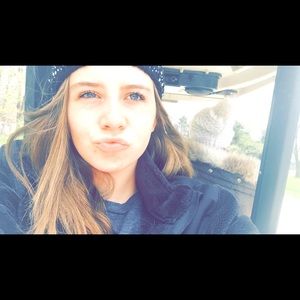 Meet your Posher, Caitlin