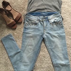 Bullhead Black light wash studded jeans