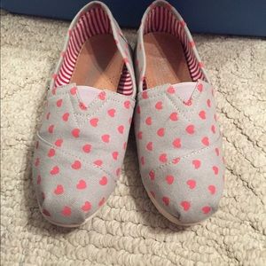 Gray Toms with pink hearts