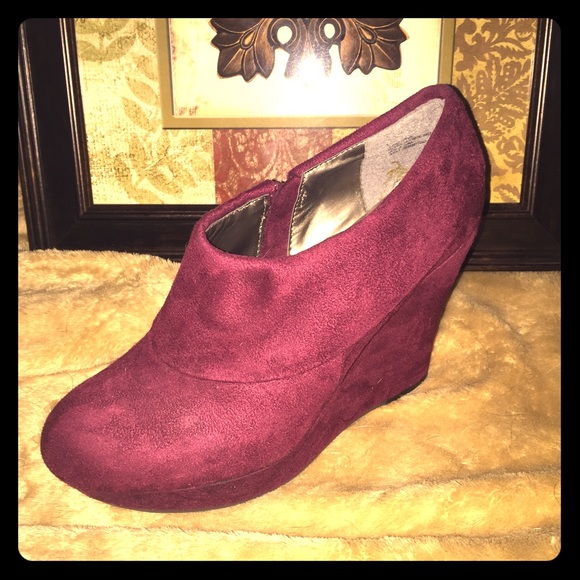 Reposh! Maroon wedges 😍