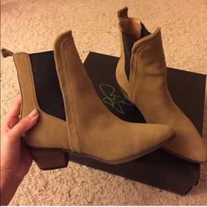 Report tan Chelsea boot