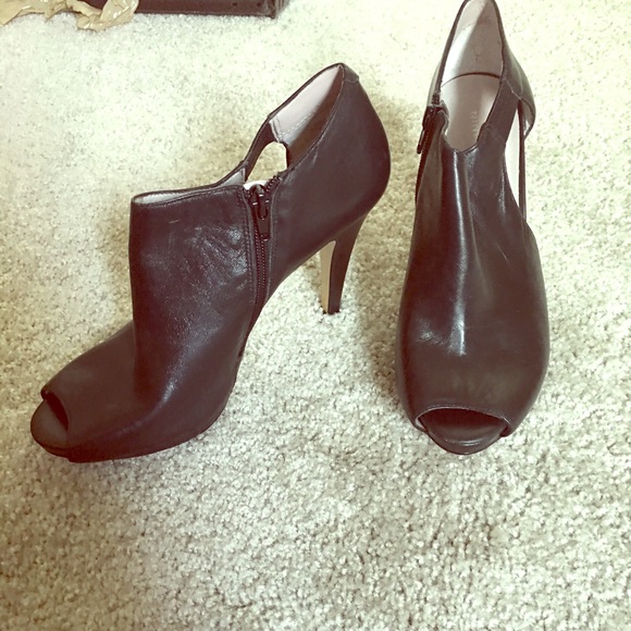 High heel anklet with zipper