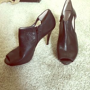 High heel anklet with zipper