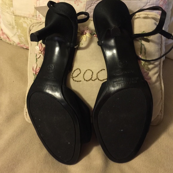 Heels - Picture 2 of 4