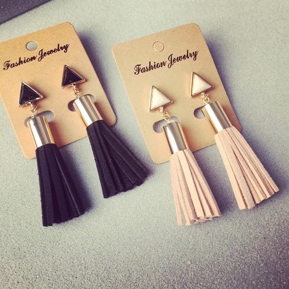 Boho chic tassel earrings in black - Picture 1 of 3