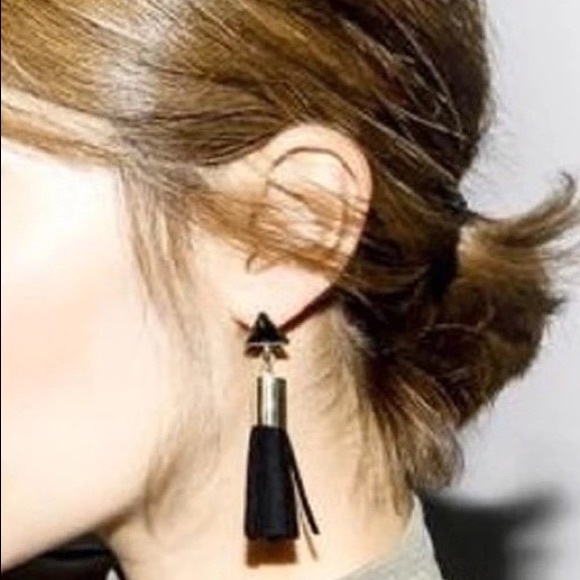 Boho chic tassel earrings in black - Picture 2 of 3