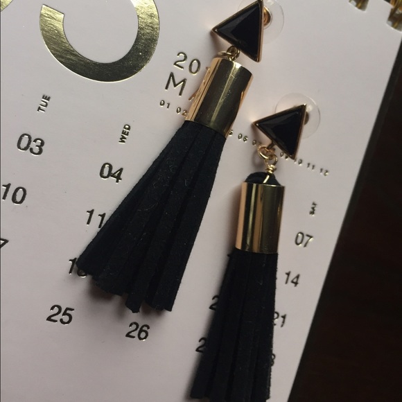 Boho chic tassel earrings in black - Picture 3 of 3