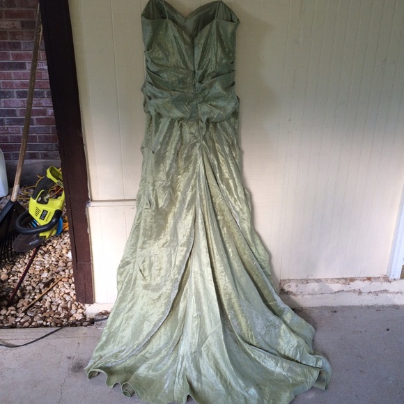 Green gown - Picture 2 of 2