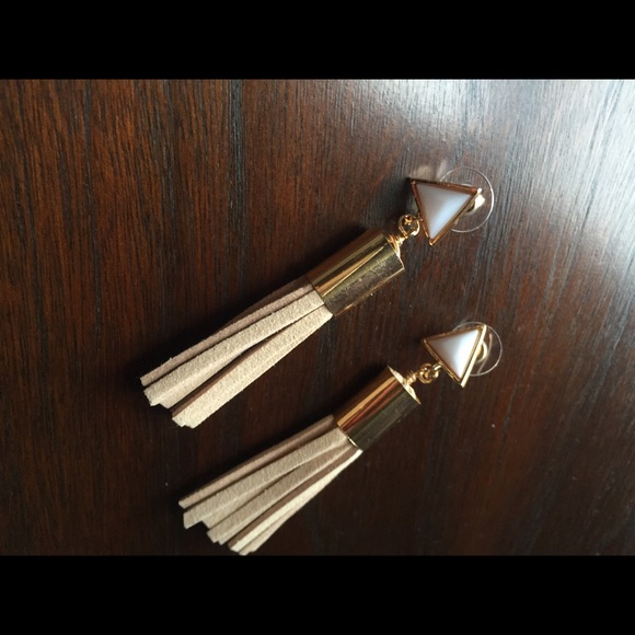 Boho chic tassel earring in beige and white - Picture 1 of 3