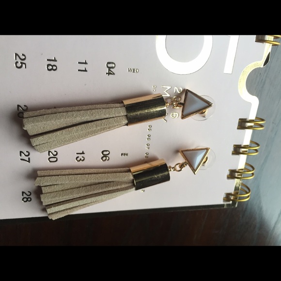 Boho chic tassel earring in beige and white - Picture 2 of 3