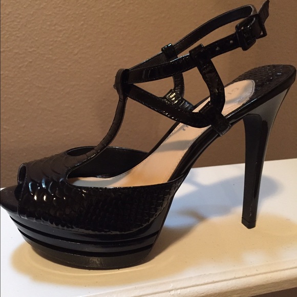 Gianni Bini black platform heel