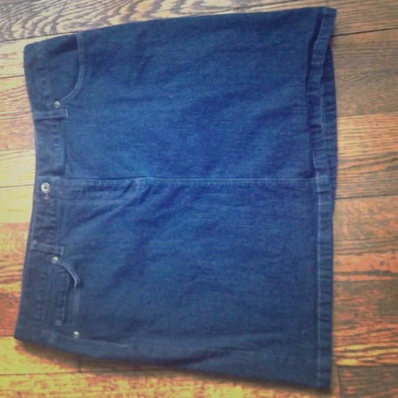 Cute stretchy dark denim skirt