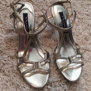 Nearly new! Nina gold heels