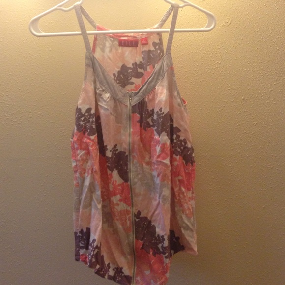 Cute pink tank with zipper detail