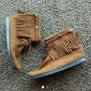 Minnetonka Fringe Boots sz 6 Worn Once