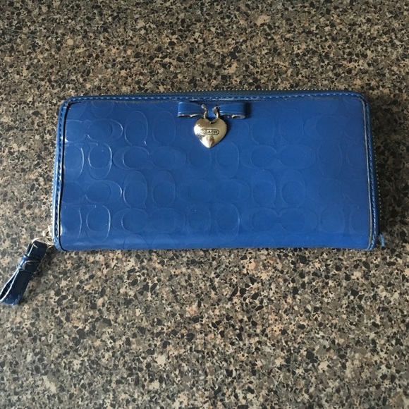 Coach accordion wallet💙