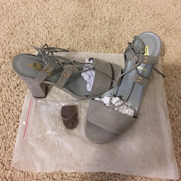 {LAST 1} 5x HP 🎉🎉NIB Hot lace up grey heels - Picture 3 of 4