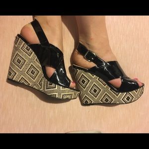BCBG tribal geometric print wedges!!