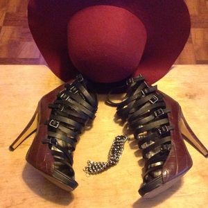 Lennox oh lennox platform strappy shootie!