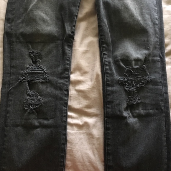 Distressed denim - Picture 2 of 4