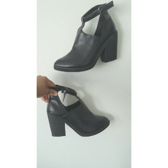SOLD 🚨🚨🚨🚨ut out ankle boots