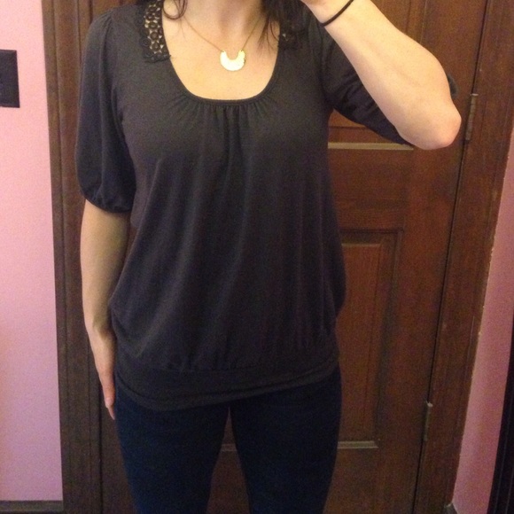 Simple gray shirt with lace detailed open back!💥 - Picture 1 of 4