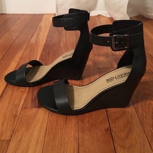 Simple black wedges