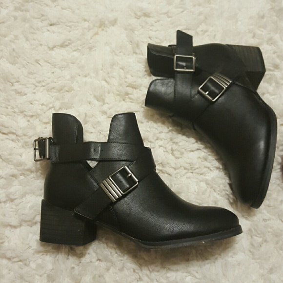ANKLE BOOTS WITH BUCKLE