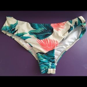 Hawaiian printed bikini bottoms !🌺