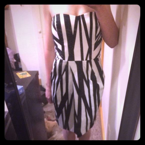 Geo strapless structured dress