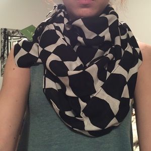 Kate spade skill circle scarf. Band new.