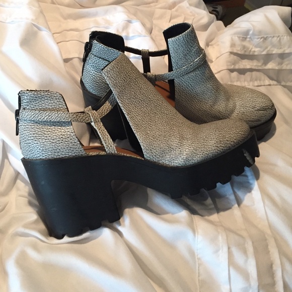 Shoes - Picture 2 of 3