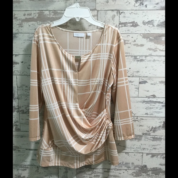 Jones New York Tops - Reposh Adorable top. To tight in my waist. 💕