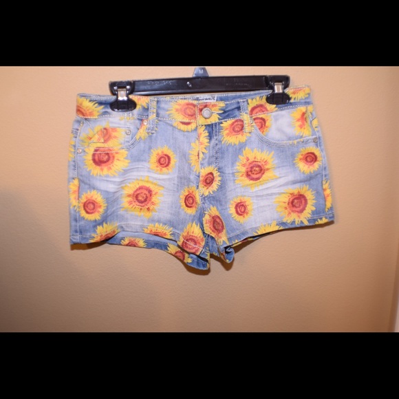 Low rise denim shorts with sunflowers