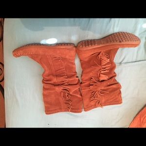 Minnietonka fringe boots