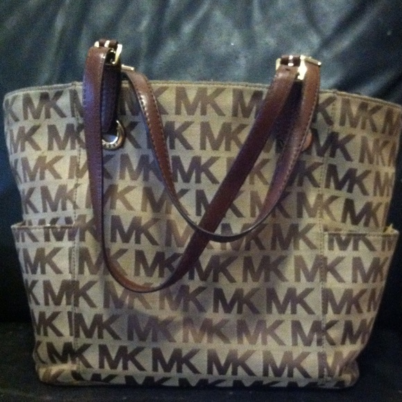 SOLD Authentic Mk jet set logo purse - Picture 2 of 4