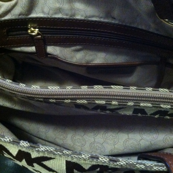 SOLD Authentic Mk jet set logo purse - Picture 3 of 4