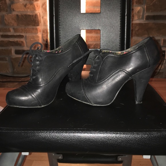 Black SHI ankle boots