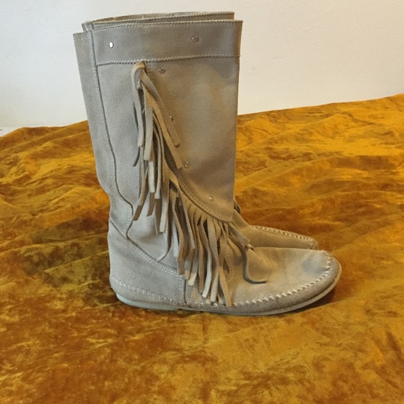 🐾Minnetonka fringe moccasin boots 🐾size 7