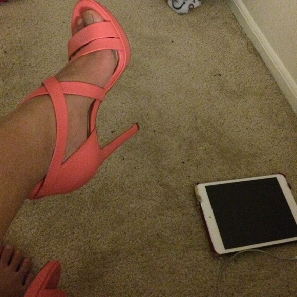 BCBG HIGH HEELS in coral color, great for summer ! - Picture 2 of 4