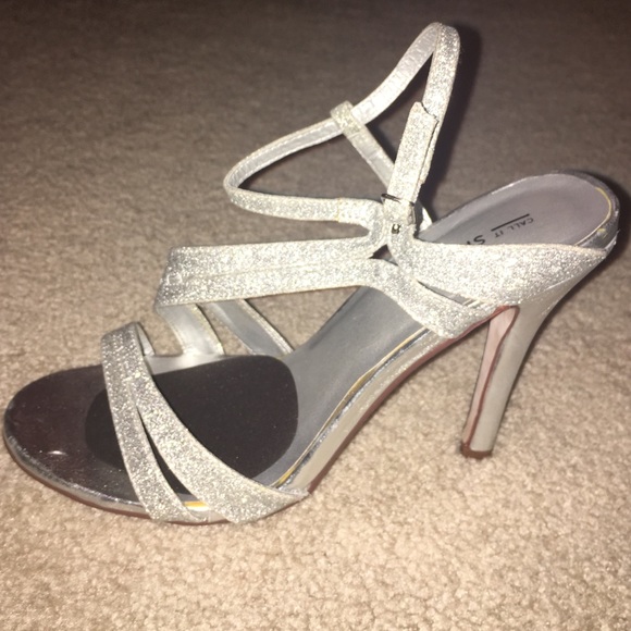 Silver heels - Picture 2 of 3