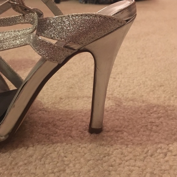 Silver heels - Picture 3 of 3