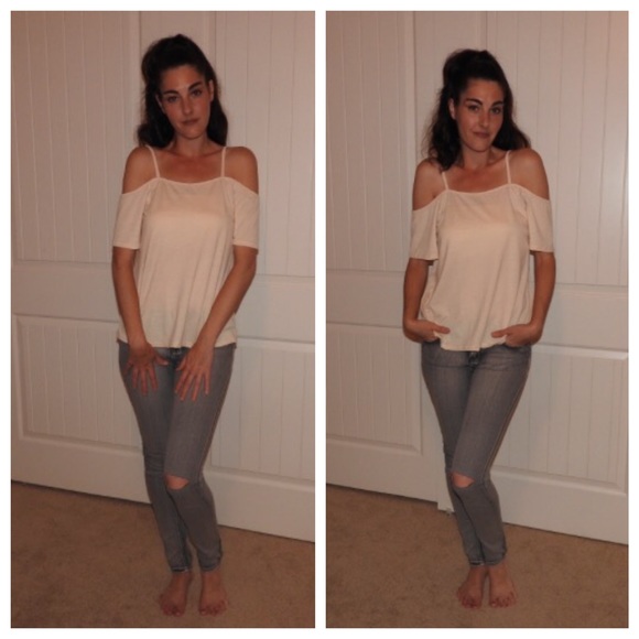 Off the shoulder top!🎉ONE LEFT - Picture 3 of 4