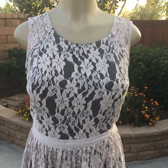 Gorgeous lace dress - Picture 2 of 4