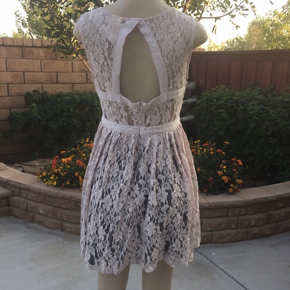 Gorgeous lace dress - Picture 4 of 4